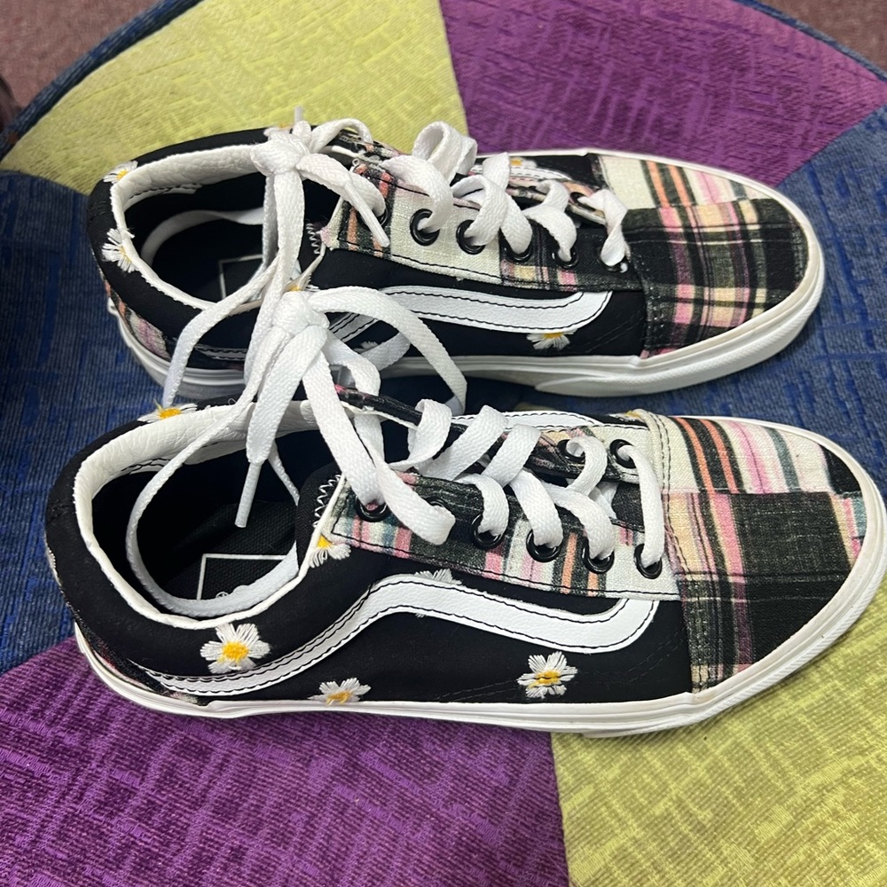 Vans (worn 1 time inside only) super cute! Men’s size 4 women’s size 6.5